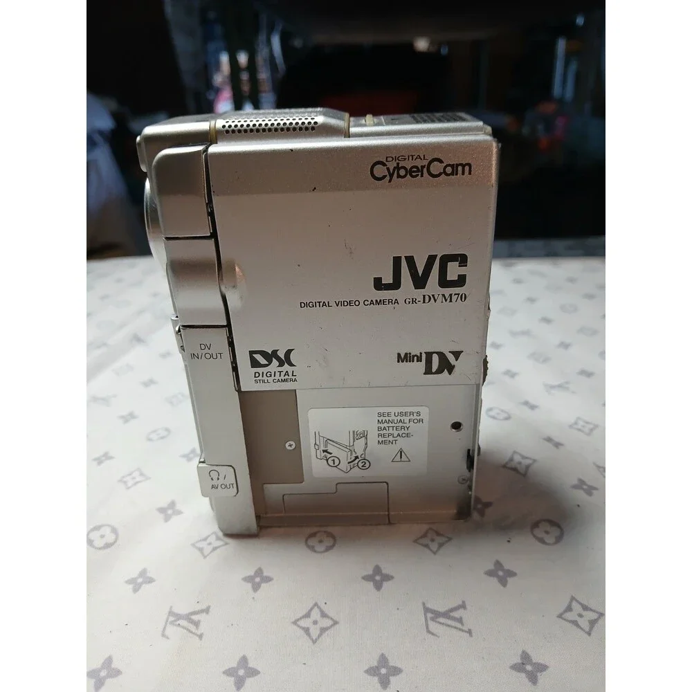 JVC CyberCam GR-DVM70 MiniDV Camcorder 10x/200x Zoom 2.5